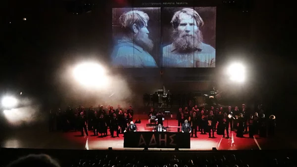 Η θεατρική και σκηνική δύναμη της χορωδιακής μουσικής: με αφορμή τις υποβλητικές συναυλίες του Κουρεντζή